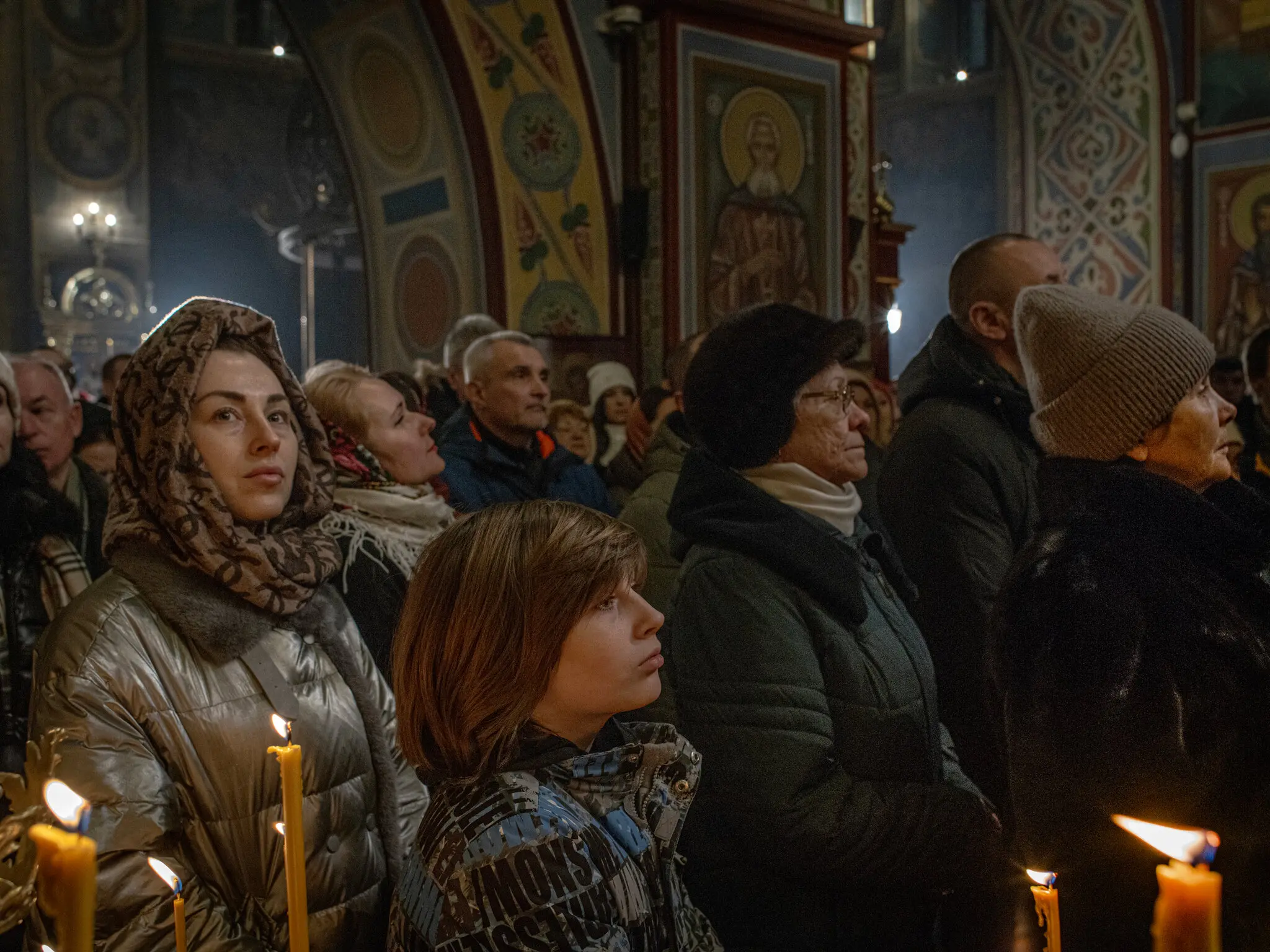 У неділю українці на Богослужінні в Михайлівському Золотоверхому монастирі в Києві.